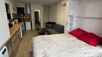 Tabla de planchar con plancha, wifi, ropa de cama