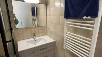 Secador de pelo y toallas