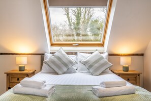 4 bedrooms, desk, iron/ironing board, travel cot