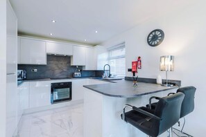 Kylskåp, mikrovågsugn, ugn och spishäll