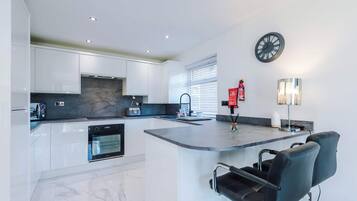 Een koelkast, een microgolfoven, een oven, een kookplaat