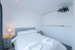 1 dormitorio, tabla de planchar con plancha, wifi y ropa de cama