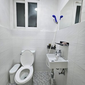 Bruser, hårtørrer, håndklæder, Sæbe