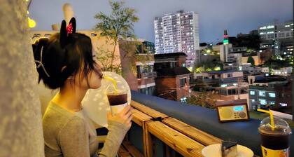 An amazing building with WiFi where you can see the night view of Seoul at once