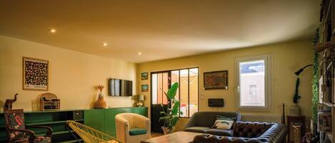 Een televisie en tafelvoetbal