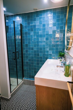 Shower, hair dryer, towels