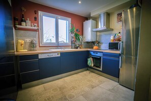 ثلاجة، فرن، موقد طهي مسطح، غسالة أطباق