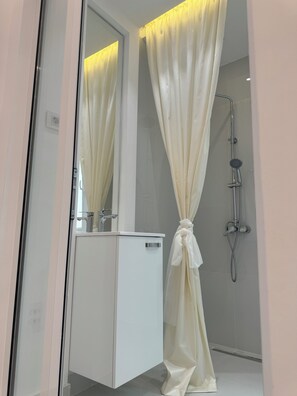Toallas, jabón, papel de baño 