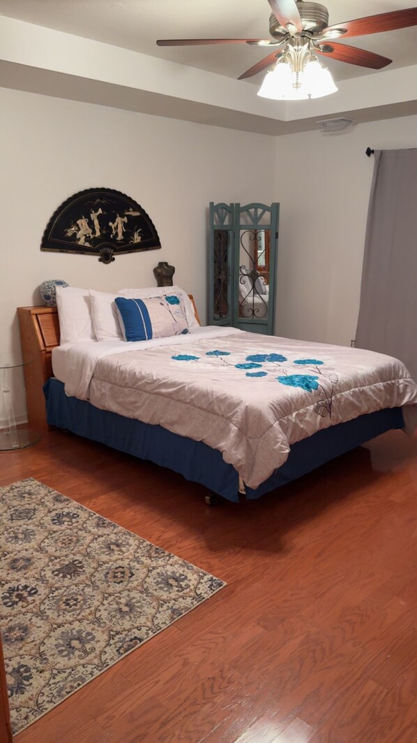 3 bedrooms, iron/ironing board, WiFi, bed sheets