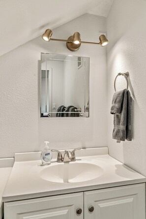 Dusch, hårtork och handdukar