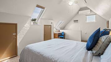 1 bedroom, desk, iron/ironing board, WiFi