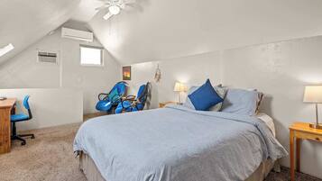 1 sovrum, skrivbord, strykjärn/strykbräda och resesäng