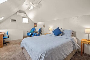 1 sovrum, skrivbord, strykjärn/strykbräda och resesäng