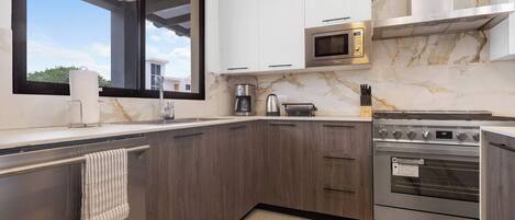 Réfrigérateur, four à micro-ondes, un four, surface de cuisson