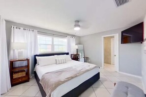 4 bedrooms, iron/ironing board, WiFi, bed sheets - Aqua Vista Cape Coral Waterfront Haven (Cape Coral)