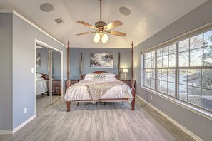 3 bedrooms, iron/ironing board, free WiFi, bed sheets - Waterfront Getaway • Hot Tub, Dock & Views (Granite Shoals)