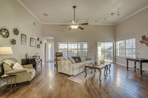 Smart TV, fireplace - Waterfront Getaway • Hot Tub, Dock & Views (Granite Shoals)