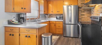 1 Block To Lambeau 3 BR, Sleeps 6  Pet-Friendly