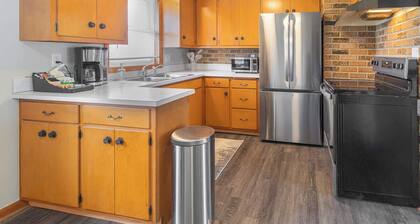 1 Block To Lambeau 3 BR, Sleeps 6 Pet-Friendly