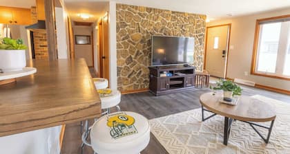 Walk to Lambeau w/ Fenced Yard