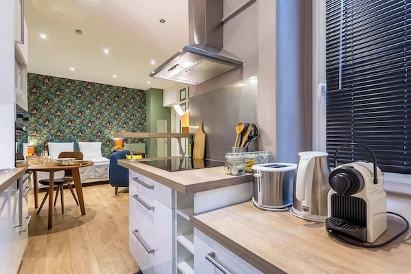 Kühlschrank, Mikrowelle, Ofen, Herdplatte