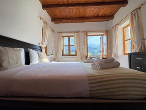 4 bedrooms, desk, iron/ironing board, free WiFi - Stone Heaven Villa - Poolside BBQ and fresh herbs | 5’ from Agios Nikolaos (Neapoli)