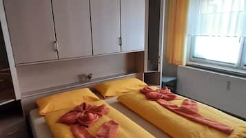 1 habitación, tabla de planchar con plancha, wifi gratis y ropa de cama