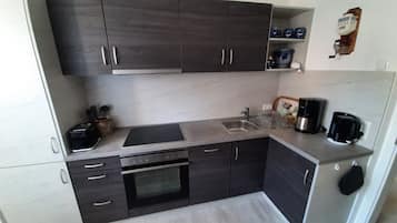 Een koelkast, een magnetron, een oven, een kookplaat
