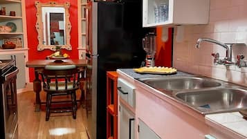 Signature Condo, 1 Bedroom, Kitchen, Beachside | Private kitchen | Fridge, microwave, oven, stovetop