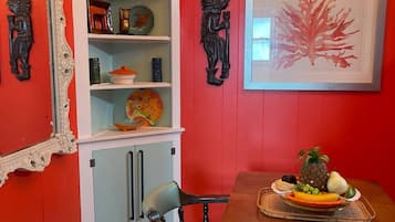 Condo có thiết kế đặc trưng, 1 phòng ngủ, bếp, cạnh bãi biển | Khu vực ăn uống tại phòng