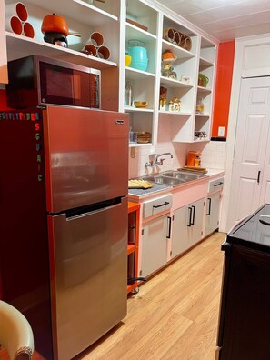 Appart'hôtel Signature, 1 chambre, cuisine, en bord de plage | Cuisine privée | Réfrigérateur, micro-ondes, four, plaque de cuisson