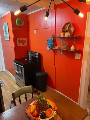 Condo com design assinado, 1 quarto, cozinha, ao lado da praia | Sala de jantar
