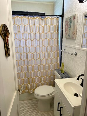 Condo com design assinado, 1 quarto, cozinha, ao lado da praia | Banheiro | Toalhas de banho 