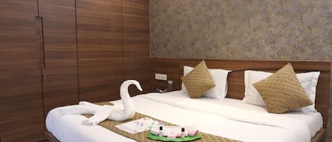 3 habitaciones, escritorio, tabla de planchar con plancha y wifi