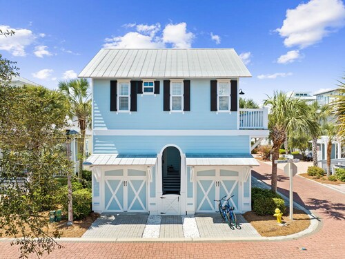 Charming Carriage House - Private Beach Access | 2 Beach Bikes + Seasonal Tram