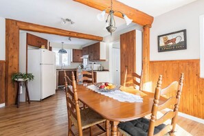 Dining - Quaint country cottage & private hot tub (Lac-Supérieur)