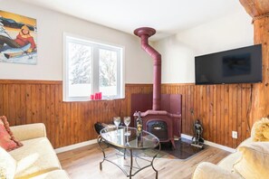 Smart TV, fireplace, video games, DVD player - Quaint country cottage & private hot tub (Lac-Supérieur)