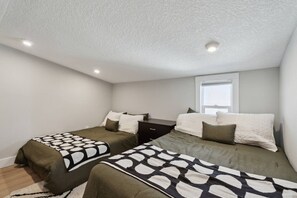 4 bedrooms, desk, WiFi