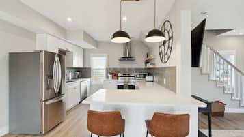 Microwave, oven, dishwasher, coffee/tea maker