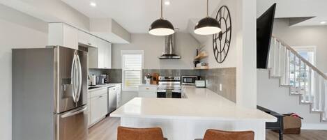 Microwave, oven, dishwasher, coffee/tea maker