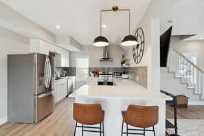 Microwave, oven, dishwasher, coffee/tea maker