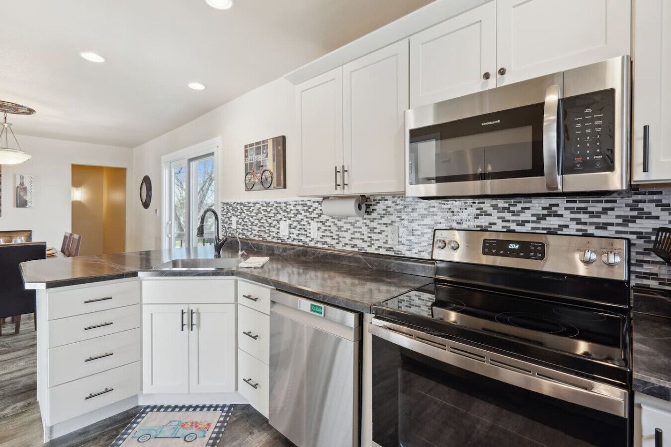 Mikrobølgeovn, kokeplater, oppvaskmaskin og kaffetrakter/tekoker