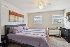 Desk, travel cot, WiFi, bed sheets