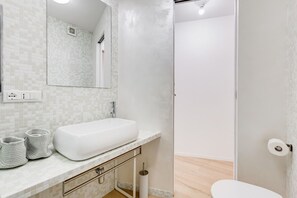 Regadera, secadora de cabello, bidet, toallas 