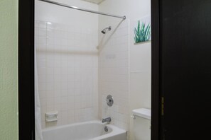 Een haardroger, handdoeken