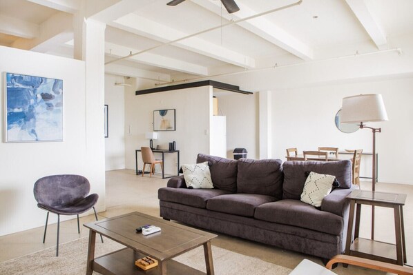 Smart-tv, boeken en een stereo