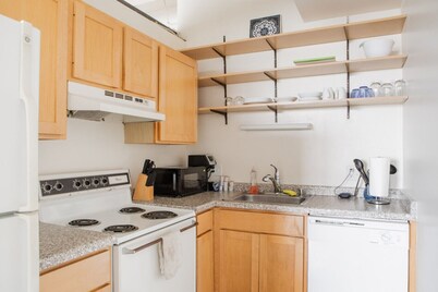 Westown 1BR Apt Near Fiserv, Baird, and Theater District