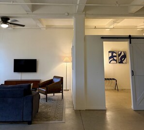 Smart TV, books, stereo