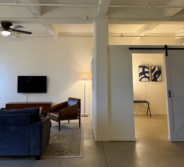 Smart TV, books, stereo