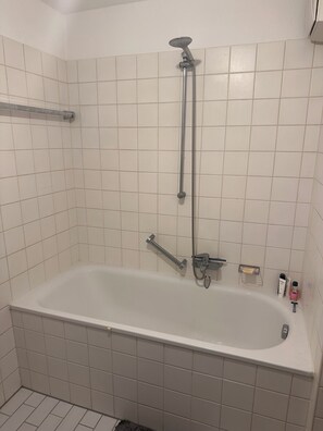 Secador de pelo, toallas, jabón, papel higiénico
